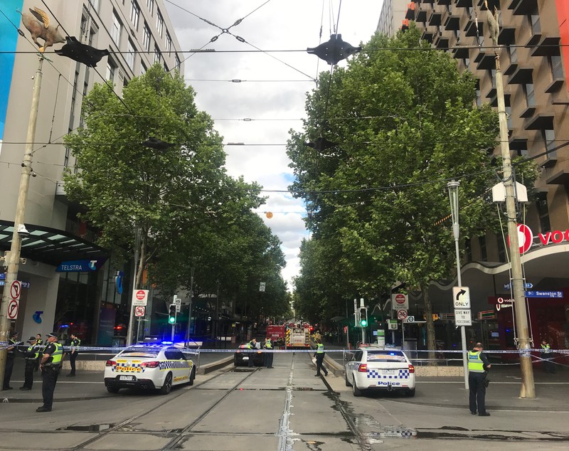 UPDATE / Atac terorist la Melbourne: Un bărbat și-a dat foc la mașină și apoi a înjunghiat mai mulți trecători (FOTO & VIDEO)