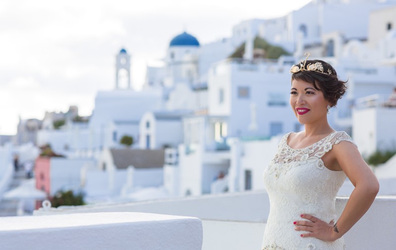 O femeie s-a căsătorit cu ea însăși într-o ceremonie spectaculoasă pe insula Santorini. Nunta a costat 21.000 de lire sterline