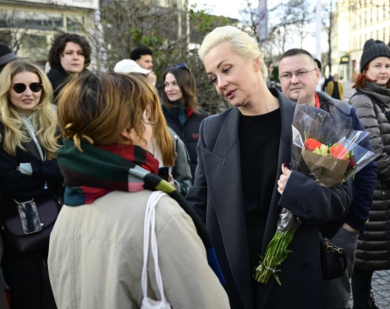 Iulia Navalnaia, în fruntea protestului „Prânz împotriva lui Putin” din Berlin. Văduva lui Navalnîi, aplaudată de oamenii aflați la coadă să voteze