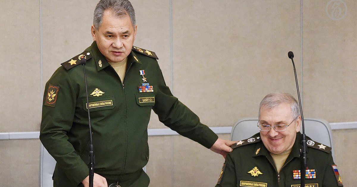 Serghei Șoigu, cu mâna stângă pe umărul vechiului să asociat, Ruslan Țalikov, arestat recent sub pretextul unor acuzații de corupție Foto: Profimedia