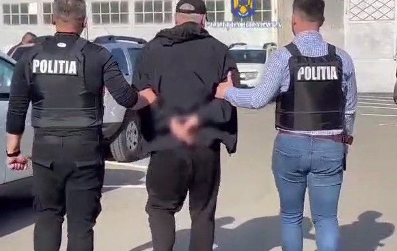 Cum a fost prins un bărbat de polițiștii din Cluj după 11 ani și 639 de înșelăciuni. El a inventat o angajată BNR, un contract și un robot, ca să fure 1,4 milioane de lei de la un pensionar