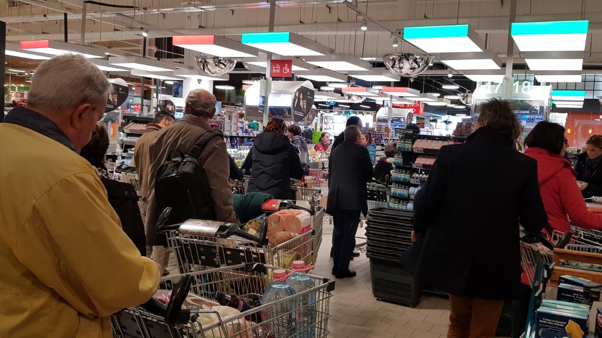 Înghesuială la casele de marcat la Kaufland