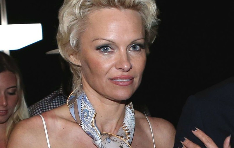 ŢINUTA i-a JUCAT FESTE! PAMELA ANDERSON, cu SFÂRCUL IEŞIT din ROCHIE! | FOTO