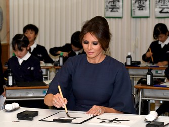 Melania Trump a luat lecții de caligrafie japoneză