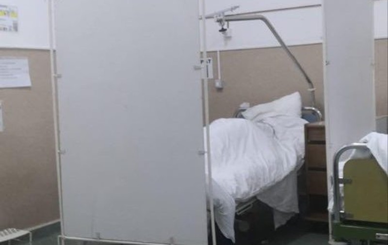 Anchetă la Spitalul Județean Arad, după ce un pacient a acuzat că trupul neînsuflețit al unui bolnav a fost lăsat mai multe ore în salon