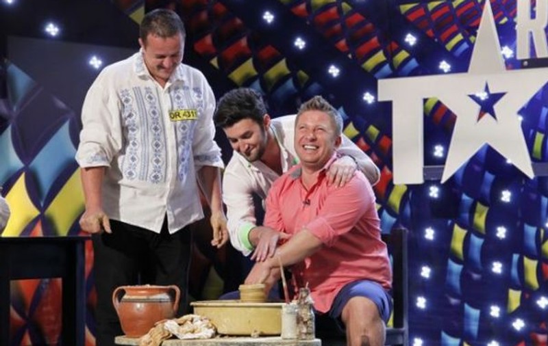 Smiley şi Pavel Bartoş se reprofilează! Prezentatorii Românii au talent se apucă de olărit | FOTO