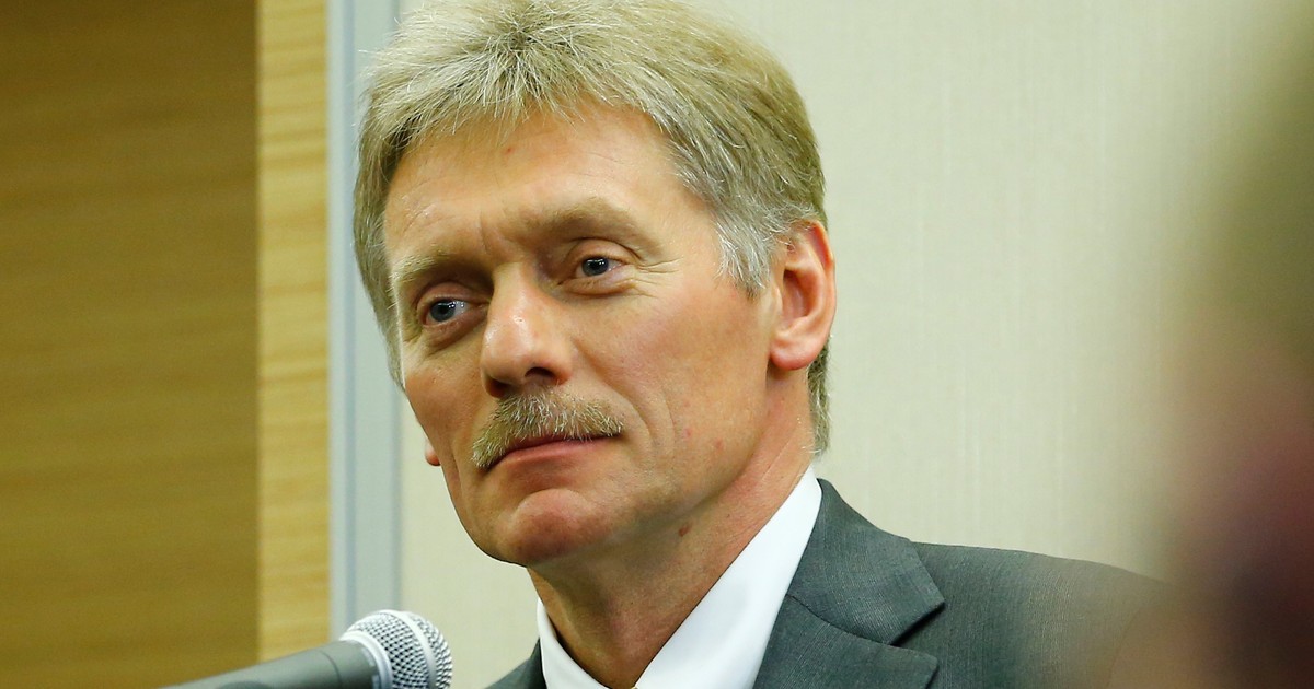 Dmitri Peskov surprins în fața unui microfon