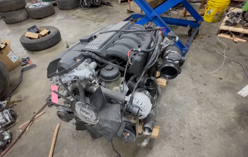 Un mecanic a dezasamblat un motor de BMW la un an după ce a fost inundat, pentru a vedea dacă mai poate folosi ceva din el