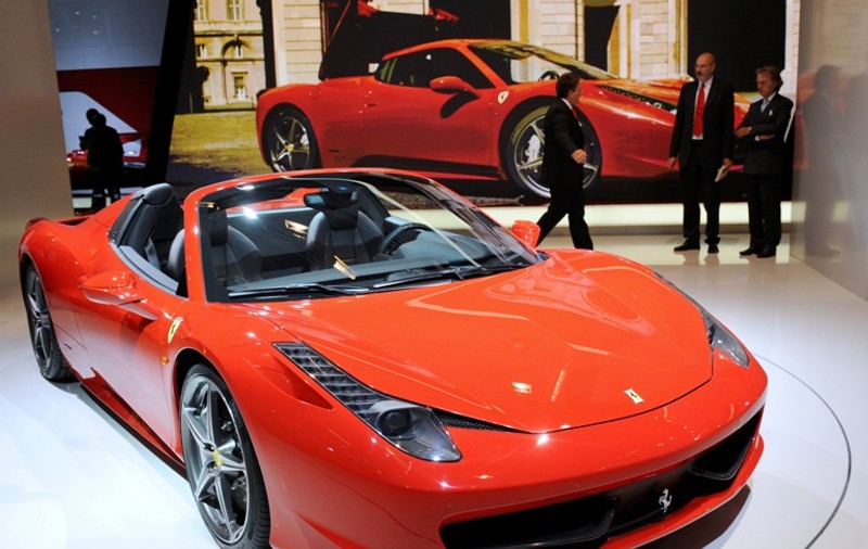 Criza nu există la românii bogaţi! 10 Ferrari din ultimul model, comandate înainte să le fie ştiut preţul