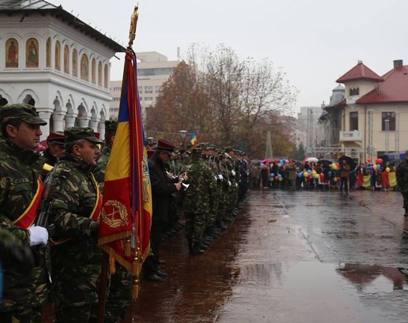 Militari în uniforme din Primul Război Mondial au defilat la Cluj de Ziua Națională. Mii de oameni din Ploiești au sărbătorit în ploaie Ziua Națională | FOTO&VIDEO