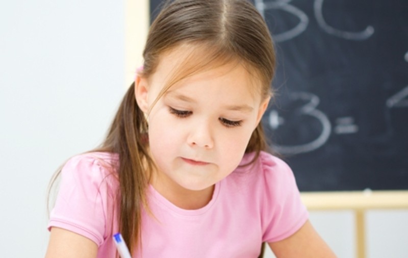 Nu-ţi lăsa copilul să scrie prea mult la calculator. Intră să vezi care este legătura cu isteţimea