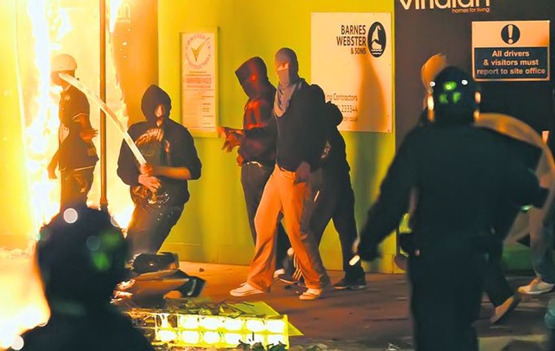 Românii stabiliţi în Londra, îngroziţi de violenţele ce au loc în capitala Angliei: «Nu mai ies din casă din cauza huliganilor»