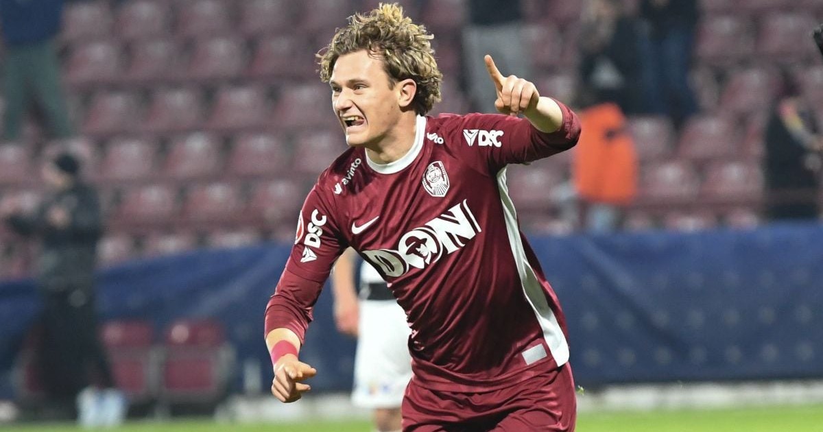 Lorenzo Biliboc, îmbrăcat în echipamentul echipei CFR Cluj, se bucură după un gol înscris în meciul cu Universitatea Cluj, pe 7 februarie 2026