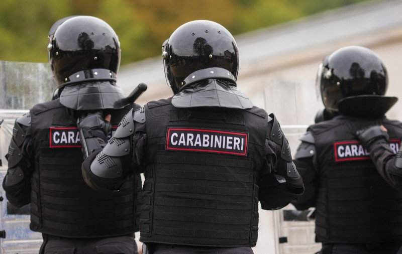Un bărbat a jefuit o bancă și a chemat toți oamenii în centrul unui oraș din Italia ca să le împartă banii, dar a uitat să le spună un detaliu important