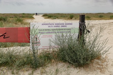 Intrarea pe plaja sălbatică de la Corbu