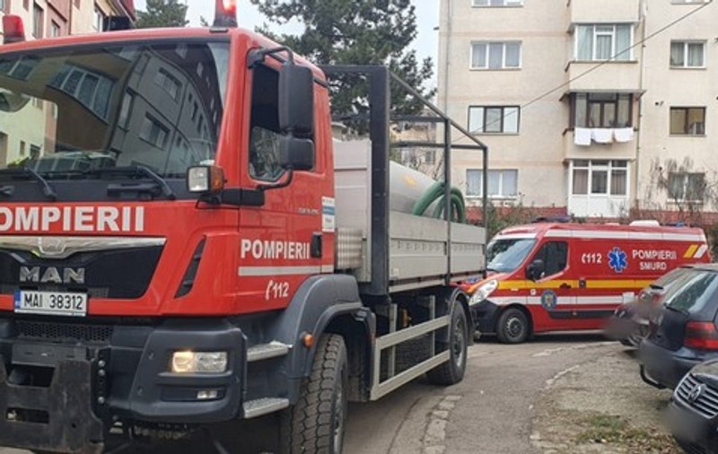 Incendii produse intenționat la două blocuri din Suceava. Un bărbat s-a intoxicat cu fum