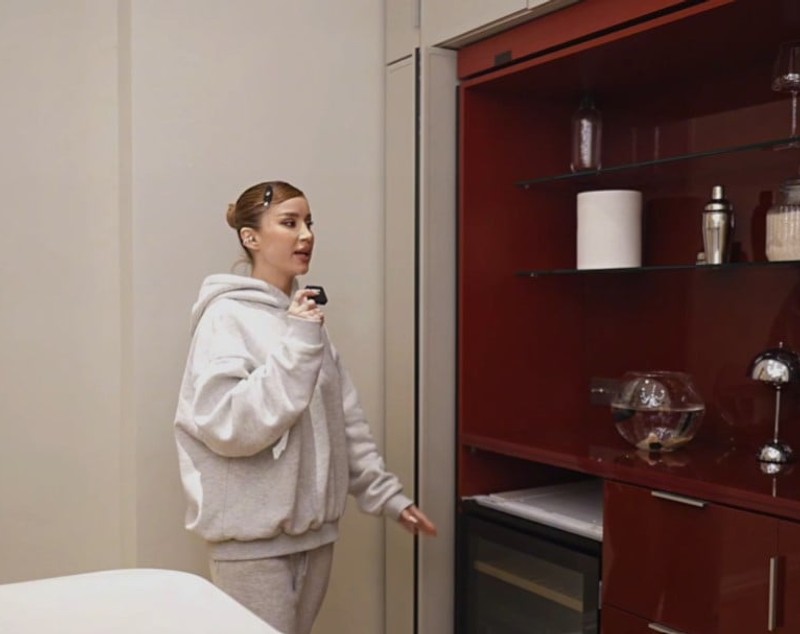 Imagini cu casa din București în care locuiește Alina Ceușan. Sora ei s-a ocupat de design și doar în reviste mai vezi așa ceva