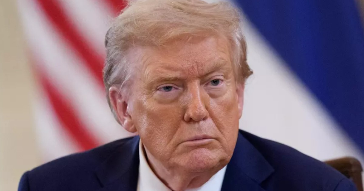 Donald Trump în timp ce stă serios