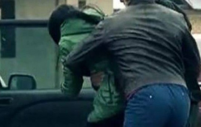 Doi tineri au intrat peste un cetățean turc în casă, l-au bătut și i-au răpit iubita. Cum a scăpat aceasta