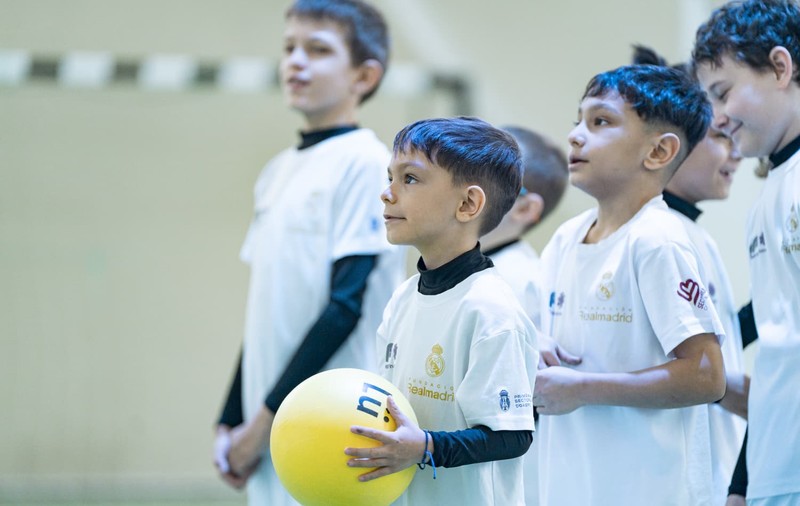Orele de sport imersive din școlile publice românești pot preveni abandonul școlar