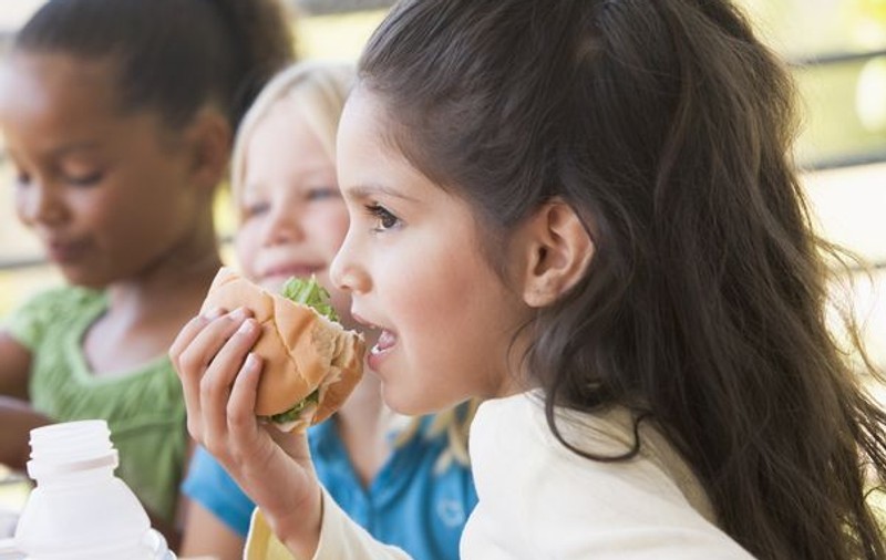 Consumul de alimente sărate crește riscul de obezitate la copii
