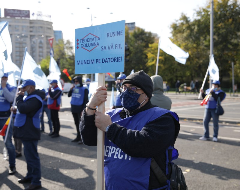 VIDEO | Zeci de asistenţi sociali protestează în faţa Guvernului. Acuză că nu şi-au primit salariile pe septembrie