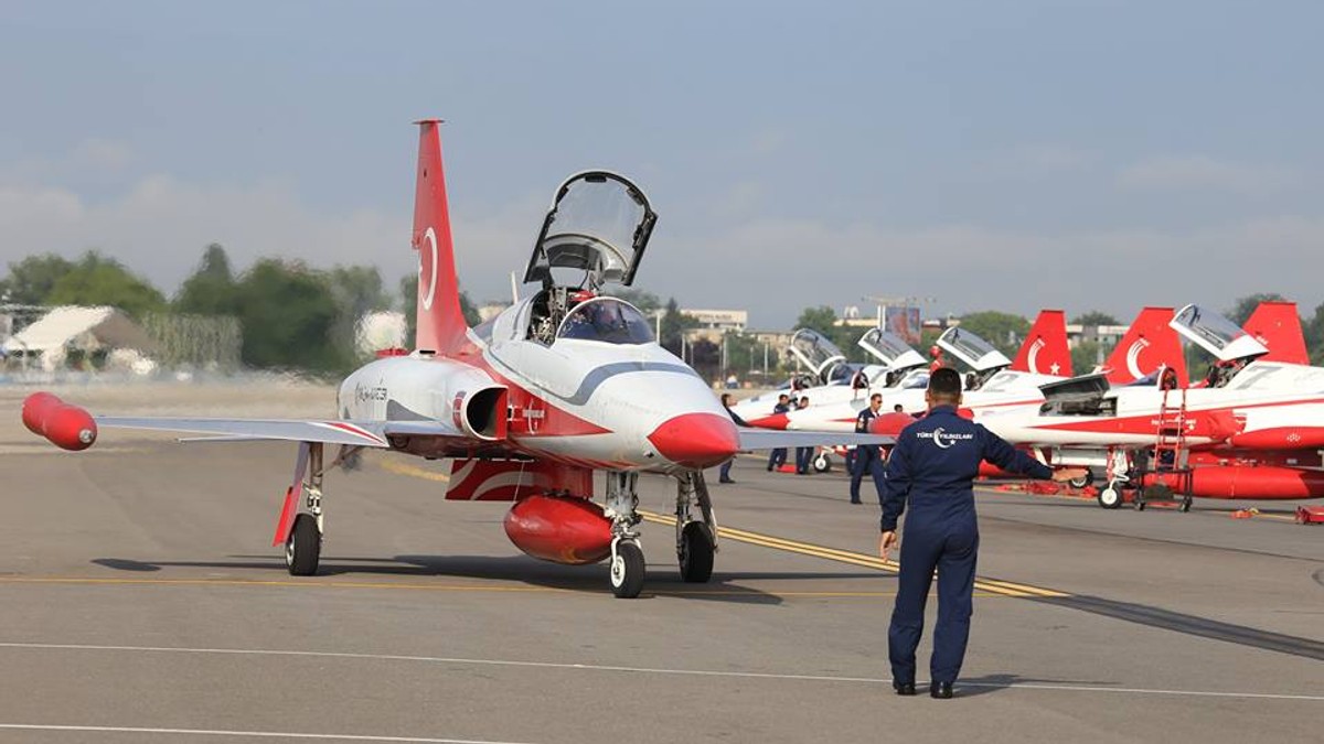 Turkish Stars, cei mai spectaculoși piloți de acrobații din lume, au ajuns la București. Imagini inedite cu avioanele de luptă