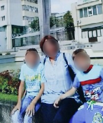 Soția lui Petronel, alături de doi dintre băieții ei
