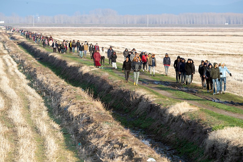 Refugiații se întorc după o încercare eșuată de a trece granița greacă în apropierea râului Meric (Evros) / EPA