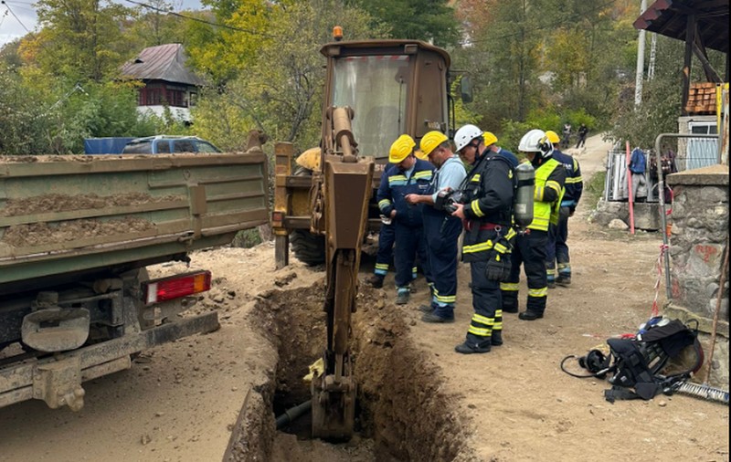 Conductă de gaze spartă în Băile Olănești de muncitorii care săpau la canalizare: zeci de persoane, evacuate din locuințe