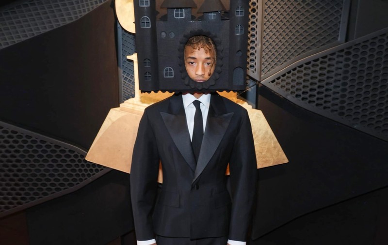 Jaden Smith și-a pus „Castelul Vampirilor” în cap, la premiile Grammy 2025. Cât costă piesa creată de Abodi Transylvania