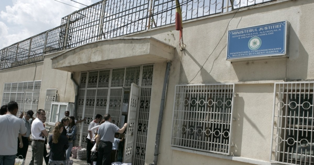 Ieri au fost perchezitiile.E vorba de personal medical, infirmieră, de la serviciul de supraveghereToți au fost audiați chiar acolo in pușcărie, inclusiv directorulÎntregul colectiv care lucrează în spitalul penitenciar este între 150 si 180 de cadre.Percheziție le-au făcut procurori de la sectorul 5 și politisti de la capitala E vorba de 15 cadre și acuzații e rele tratamente