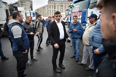 Deputatul George Simion, copreședinte AUR, la protestul organizat de Asociația Patronală a Transportatorilor Europa 2002 | Foto: Agerpres