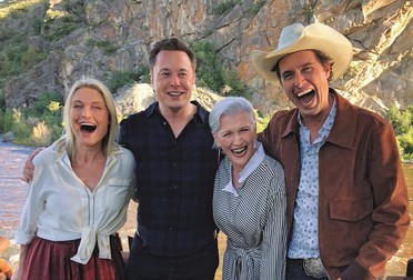 Tosca Musk, Elon Musk, Maye Musk și Kimbal Musk. Adică mama Musk și copiii ei