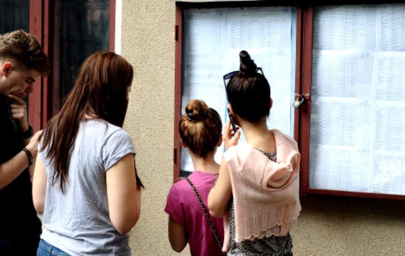 UPDATE / Protest la simularea de la Evaluarea Națională! Elevii, îndemnați să dea foaia goală. Ministrul Educației: "Regret nespus că se pretează la asemenea lucruri"