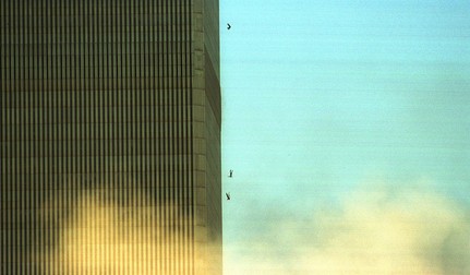Mai mulți oameni se aruncă dintr-unul din cele două turnuri gemene care au fost atacate în 11 septembrie 2001 de teroriști în New York.
