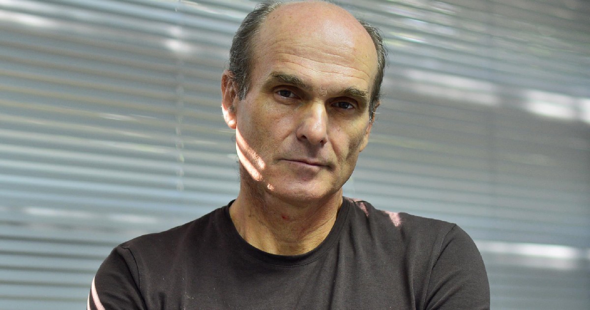 Imaginea prezintă un portret de la bust în sus al lui Cristian Tudor Popescu