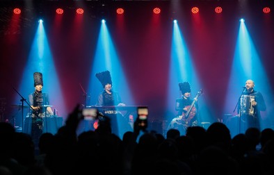 Grupul folosește instrumentație africană, australiană, arabă, indiană sau chiar rusă. Foto: Vlad Chirea / Libertatea