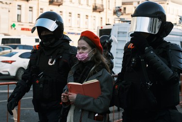 Polițiștii ruși rețin o participantă la un miting de protest față de războiul împotriva operațiunii militare a Rusiei în Ucraina, la Moscova, Rusia, pe 6 martie 2022. Foto: Profimedia