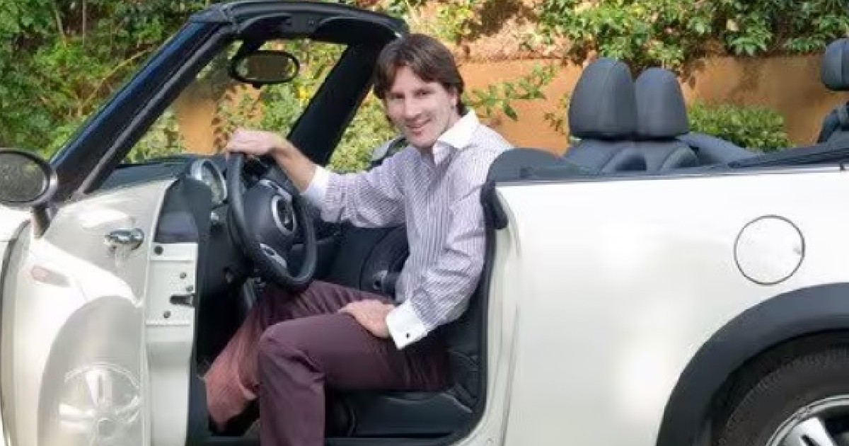 Lionel Messi în timp ce se află la volanul unui Mini Cooper Cabrio