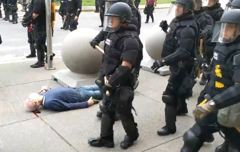 Bătrânul pus la pământ de polițiști în timpul protestelor din Buffalo are fractură craniană și nu poate merge. Care e situația ofițerilor anchetați