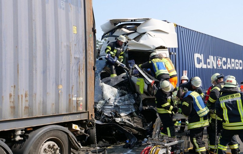 Patru români au murit în Germania, după ce microbuzul în care se aflau a fost strivit între două TIR-uri