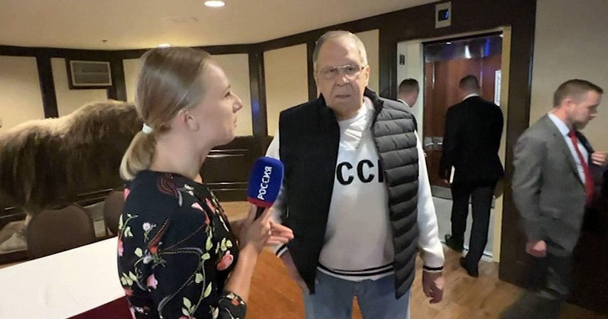 Serghei Lavrov, în Alaska, purtând „bluza URSS”, în timp ce acorda un interviu