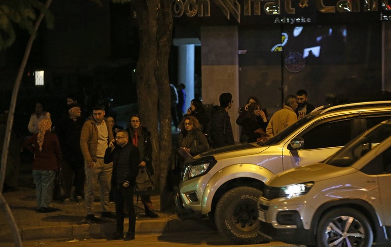 Imagini cu oamenii care au ieșit din case după noile cutremure puternice care au lovit luni regiunea Hatay. VIDEO