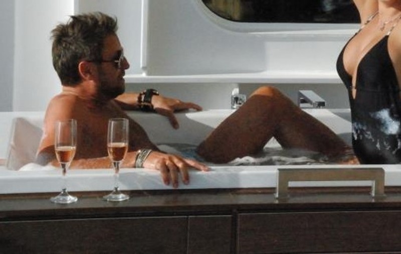 Cătălin Botezatu, cu o brunetă bună în piscină! Vezi cine e!