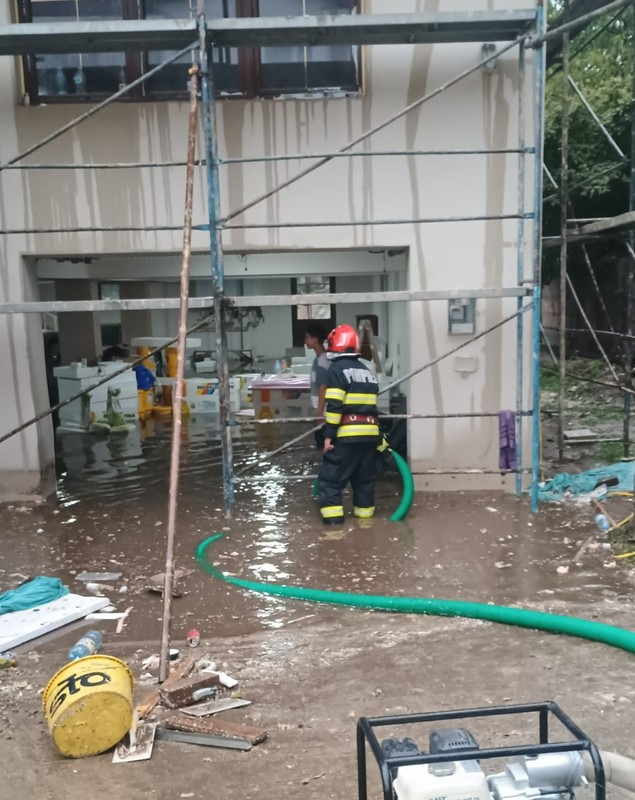 Un fulger a aprins anexa unei gospodării, iar mai multe case au fost inundate, după furtunile de duminică
