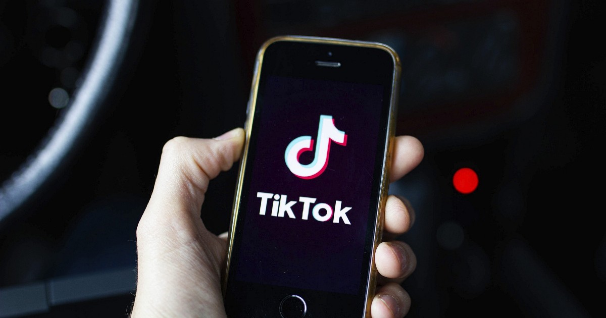 un telefon cu sigla Tiktok