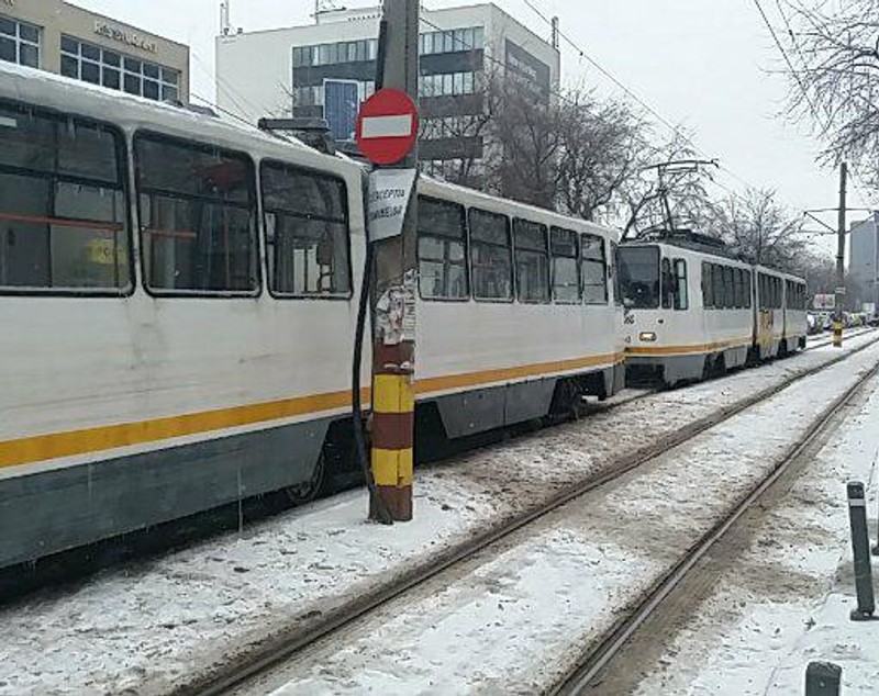 #salvatipipera. Circulația tramvaielor din zona Pipera, blocată de un autoturism parcat neregulamentar