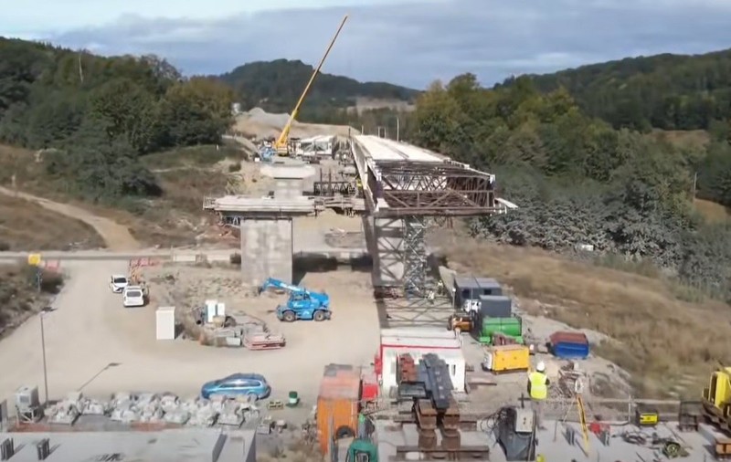 Lansarea tablierului metalic la Viaductul 23 de pe Autostrada A1 secțiunea Cornetu - Tigveni
