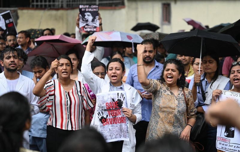 Furie în rândul cadrelor medicale din India după ce o tânără medic stagiar a fost violată și ucisă într-un spital